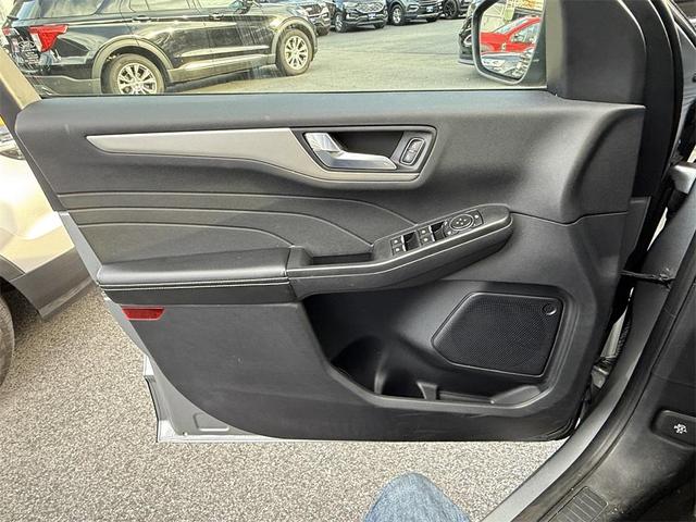 Photo of 2022 Iconic Silver Metallic Ford Escape