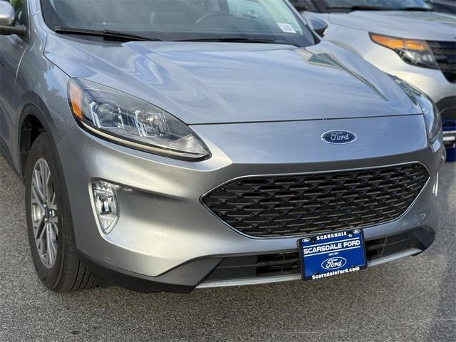 Photo of 2022 Iconic Silver Metallic Ford Escape