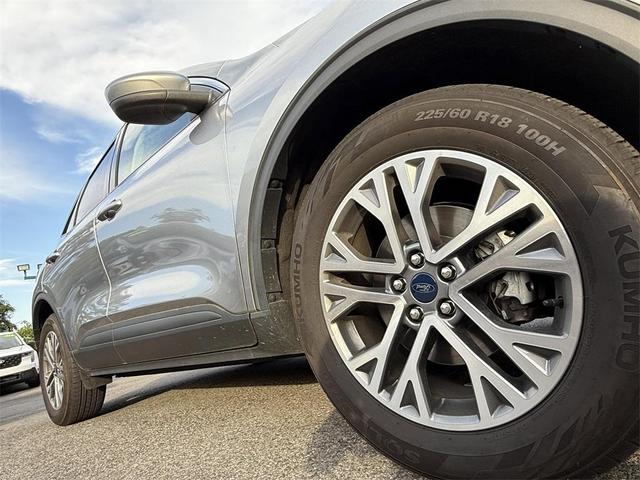 Photo of 2022 Iconic Silver Metallic Ford Escape