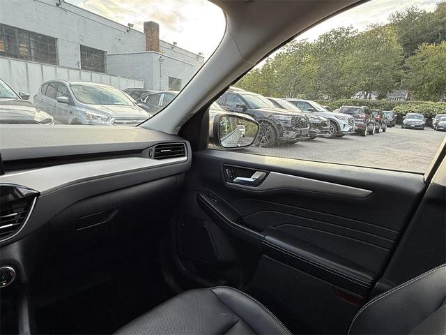 Photo of 2022 Iconic Silver Metallic Ford Escape