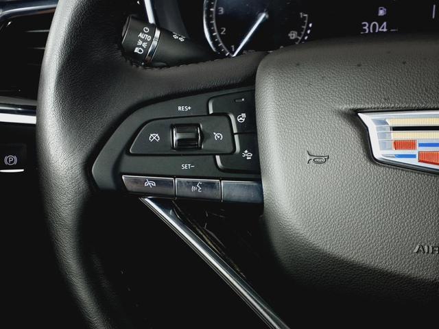 Photo of 2020 White Cadillac XT6