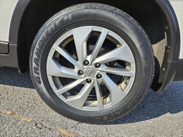 Photo of 2015 Pearl White Nissan Rogue