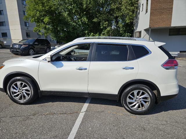 Photo of 2015 Pearl White Nissan Rogue