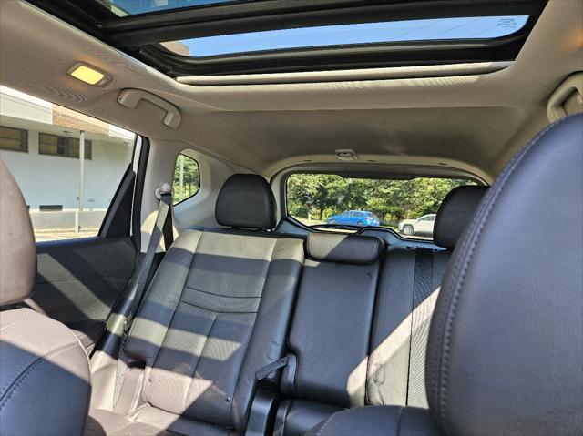 Photo of 2015 Pearl White Nissan Rogue