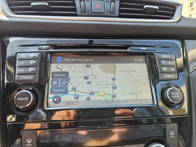 Photo of 2015 Pearl White Nissan Rogue