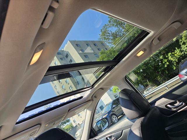 Photo of 2015 Pearl White Nissan Rogue