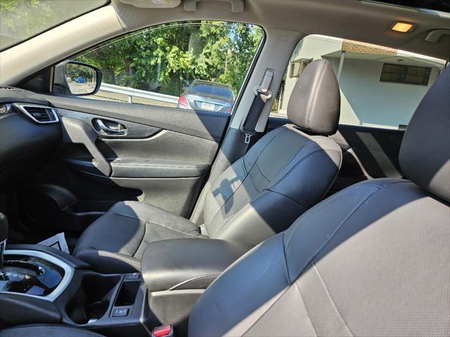 Photo of 2015 Pearl White Nissan Rogue
