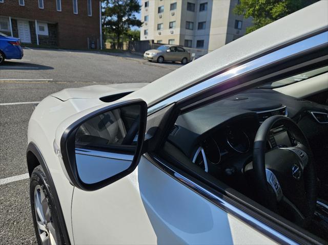 Photo of 2015 Pearl White Nissan Rogue