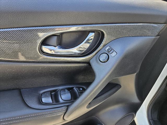 Photo of 2015 Pearl White Nissan Rogue