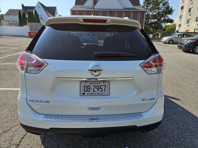 Photo of 2015 Pearl White Nissan Rogue
