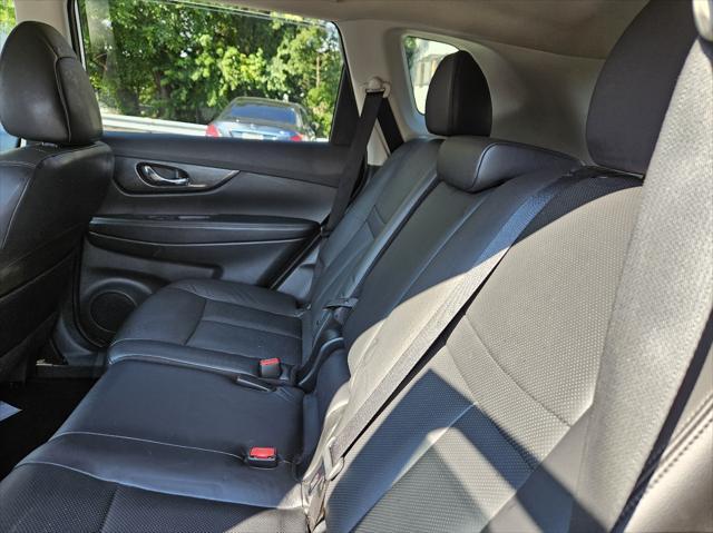 Photo of 2015 Pearl White Nissan Rogue