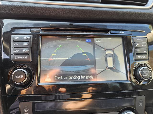 Photo of 2015 Pearl White Nissan Rogue