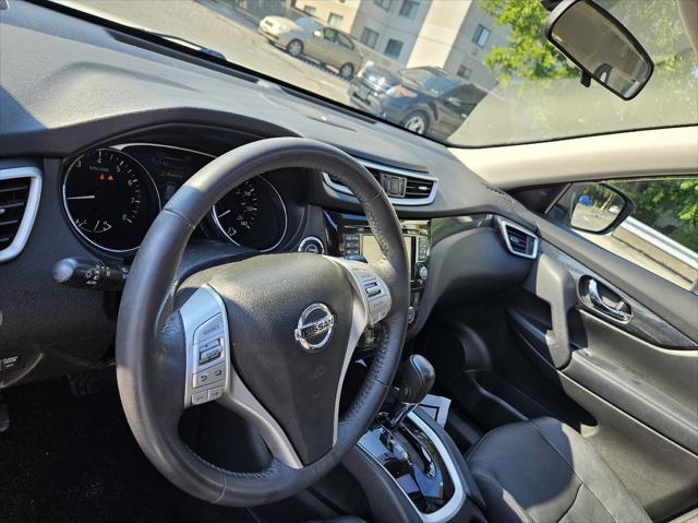 Photo of 2015 Pearl White Nissan Rogue