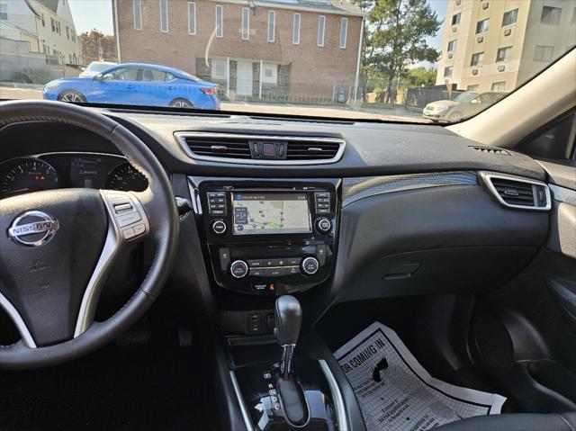 Photo of 2015 Pearl White Nissan Rogue