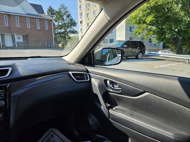 Photo of 2015 Pearl White Nissan Rogue