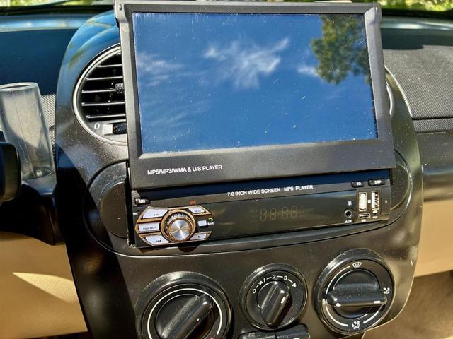 Photo of 2009 Gecko Green Metallic/Cream Roof Volkswagen New Beetle