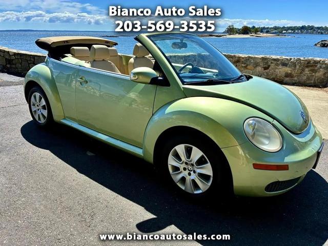Photo of 2009 Gecko Green Metallic/Cream Roof Volkswagen New Beetle