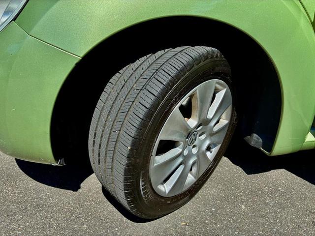 Photo of 2009 Gecko Green Metallic/Cream Roof Volkswagen New Beetle