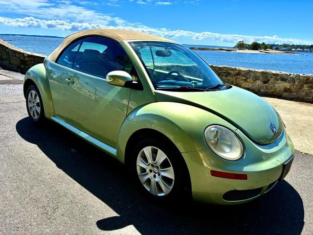 Photo of 2009 Gecko Green Metallic/Cream Roof Volkswagen New Beetle