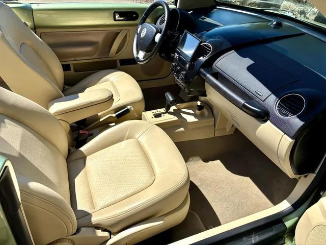 Photo of 2009 Gecko Green Metallic/Cream Roof Volkswagen New Beetle
