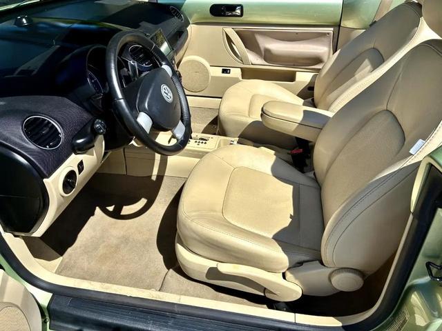Photo of 2009 Gecko Green Metallic/Cream Roof Volkswagen New Beetle