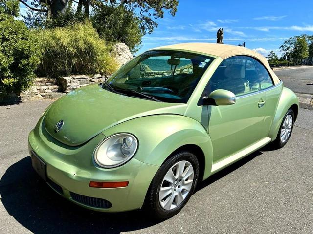 Photo of 2009 Gecko Green Metallic/Cream Roof Volkswagen New Beetle
