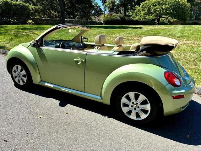 Photo of 2009 Gecko Green Metallic/Cream Roof Volkswagen New Beetle
