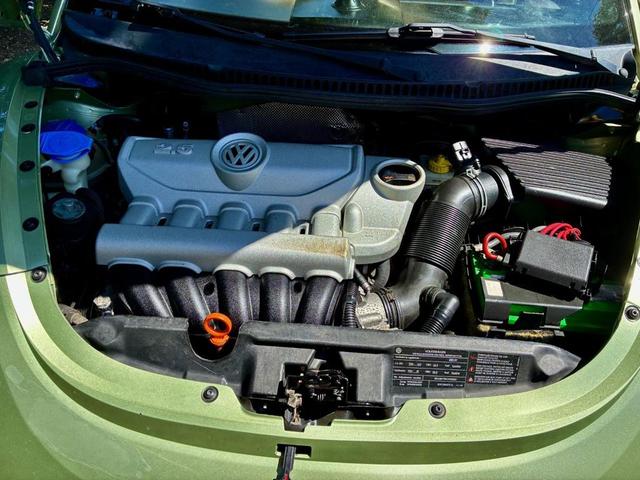 Photo of 2009 Gecko Green Metallic/Cream Roof Volkswagen New Beetle