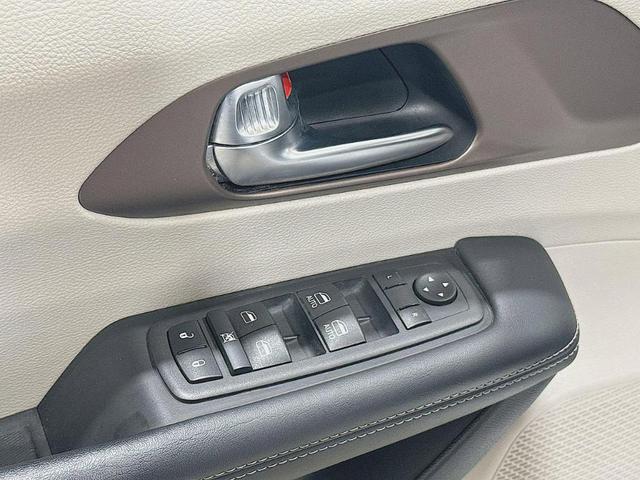 Photo of 2023 White Chrysler Voyager