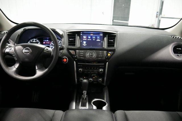Photo of 2019 Magnetic Black Nissan Pathfinder