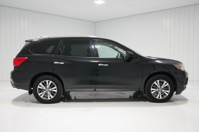 Photo of 2019 Magnetic Black Nissan Pathfinder