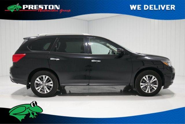 Photo of 2019 Magnetic Black Nissan Pathfinder