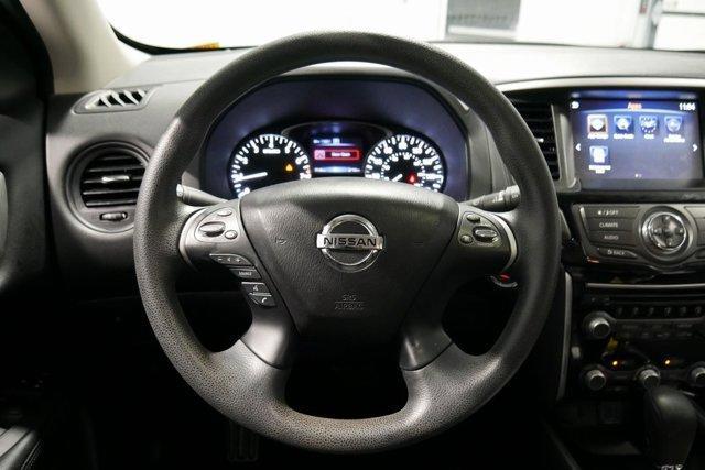 Photo of 2019 Magnetic Black Nissan Pathfinder