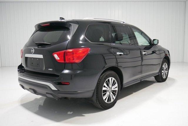 Photo of 2019 Magnetic Black Nissan Pathfinder