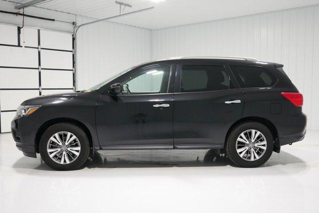 Photo of 2019 Magnetic Black Nissan Pathfinder