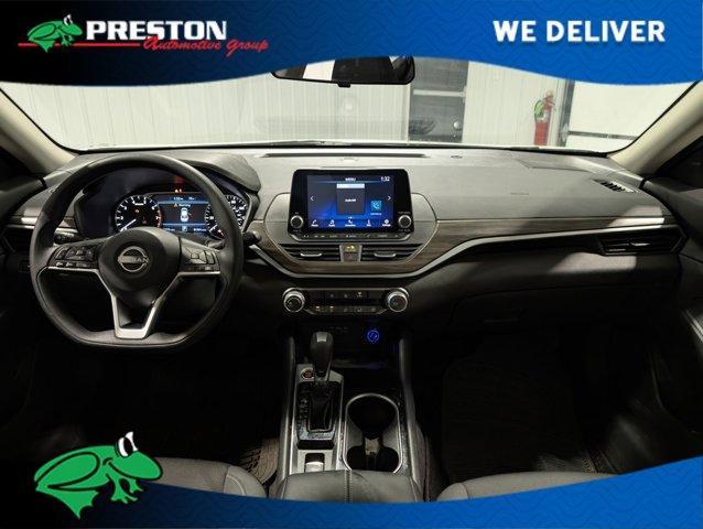 Photo of 2024 White Nissan Altima