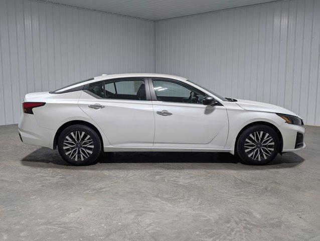 Photo of 2024 White Nissan Altima