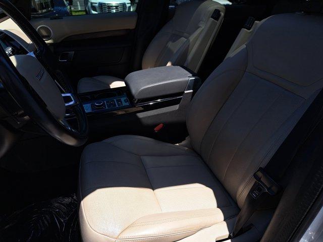 Photo of 2020 Indus Silver Metallic Land Rover Discovery