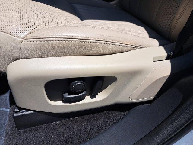 Photo of 2020 Indus Silver Metallic Land Rover Discovery