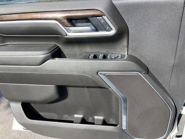 Photo of 2025 Summit White GMC Sierra 2500