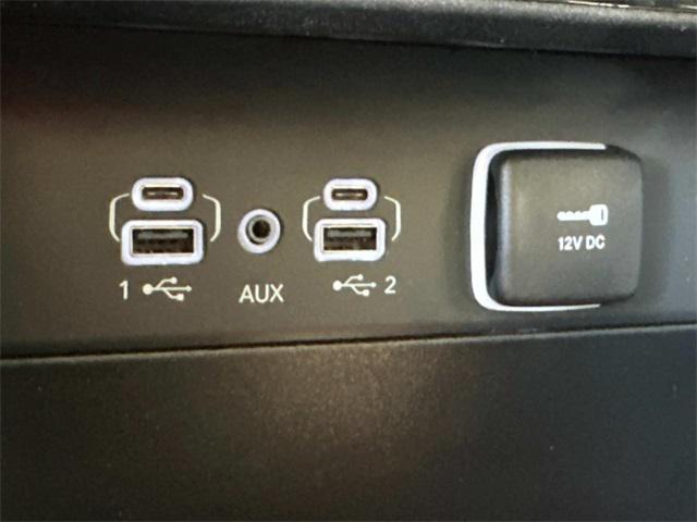 Photo of 2025 Diamond Black Crystal Pearlcoat Jeep Grand Cherokee