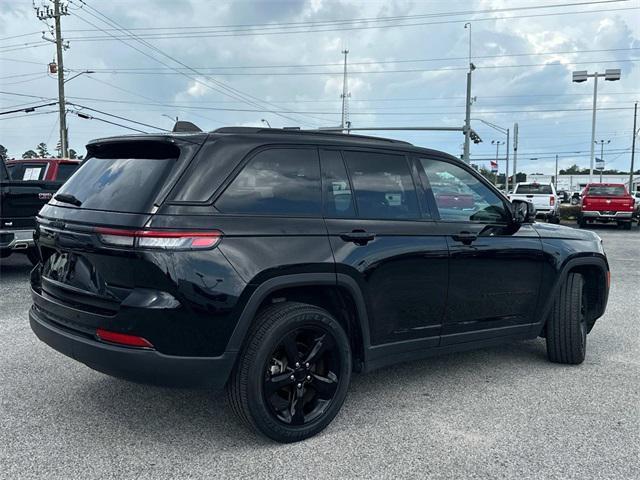 Photo of 2023 Diamond Black Crystal Pearlcoat Jeep Grand Cherokee
