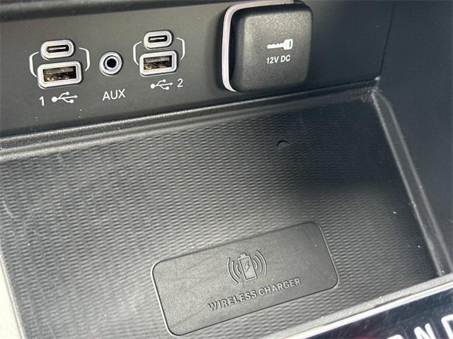 Photo of 2023 Diamond Black Crystal Pearlcoat Jeep Grand Cherokee