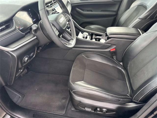 Photo of 2023 Diamond Black Crystal Pearlcoat Jeep Grand Cherokee
