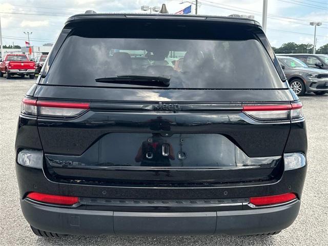 Photo of 2023 Diamond Black Crystal Pearlcoat Jeep Grand Cherokee