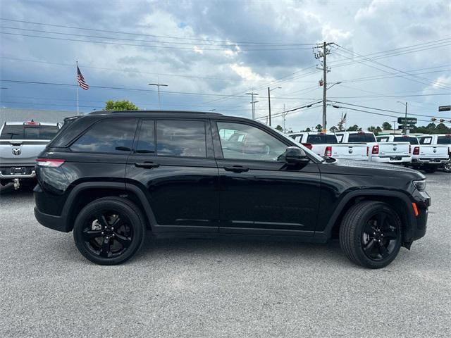Photo of 2023 Diamond Black Crystal Pearlcoat Jeep Grand Cherokee
