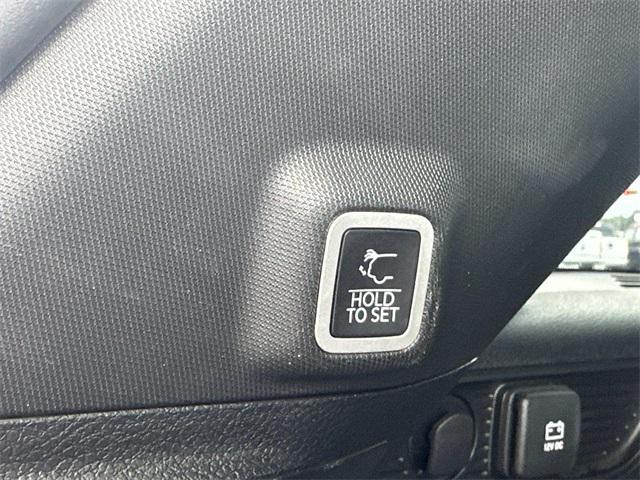 Photo of 2023 Diamond Black Crystal Pearlcoat Jeep Grand Cherokee