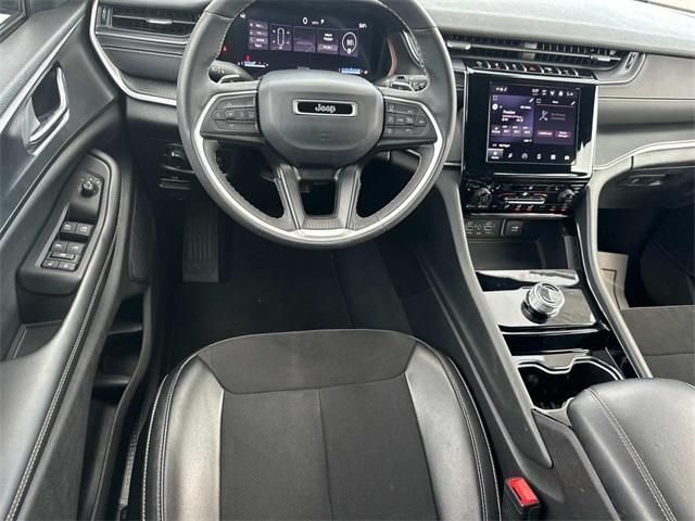 Photo of 2023 Diamond Black Crystal Pearlcoat Jeep Grand Cherokee