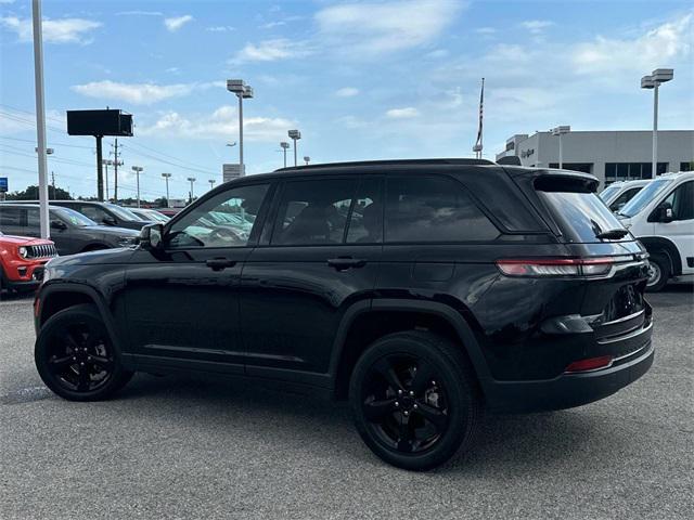 Photo of 2023 Diamond Black Crystal Pearlcoat Jeep Grand Cherokee