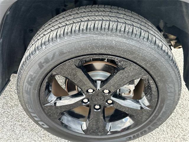 Photo of 2023 Diamond Black Crystal Pearlcoat Jeep Grand Cherokee